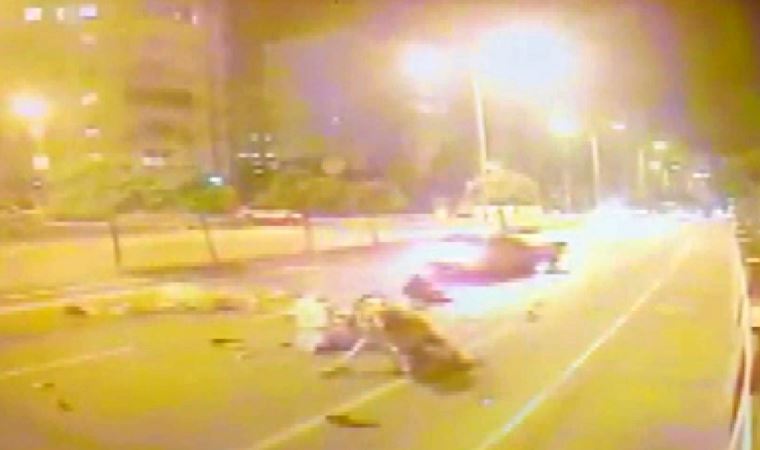 Taksi ile at arabasının çarpıştığı kaza kamerada