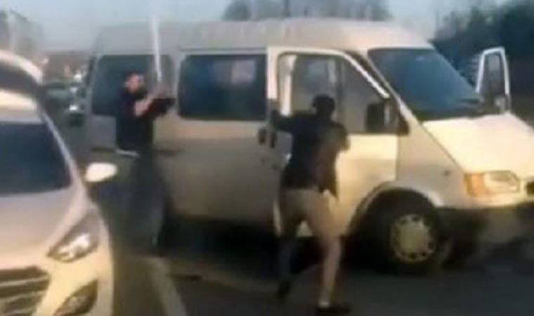 Yol verme kavgasında minibüs şoförünü dövüp bıçakladılar; o anlar kamerada