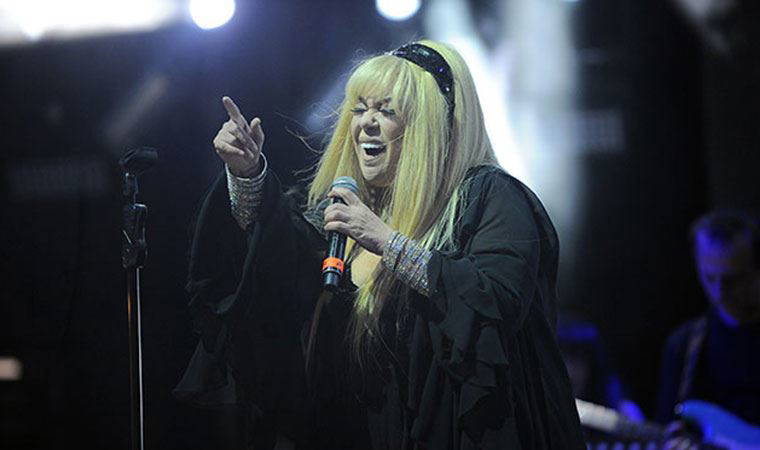 Sanatçı Zerrin Özer, Ümit Güner tarafından cinsel saldırıya maruz bırakıldığını açıkladı