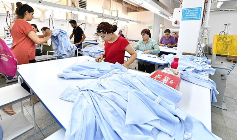 Akit yazarından bir garip yazı: Kadın az ücret alıyor, çünkü laiklik var!