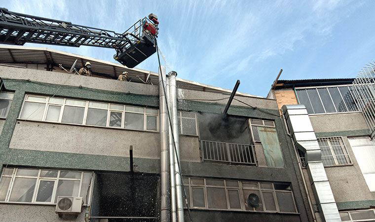 Bayrampaşa'da oto tamirhanesinde yangın