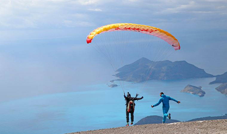 Ölüdeniz, adrenalin tutkunlarına eşsiz manzaralar sunuyor