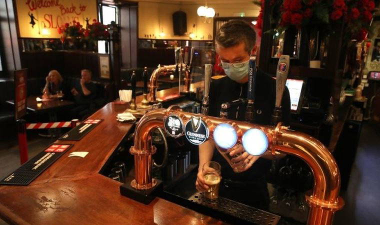 Covid-19: İngiltere'de publara girişte aşı sertifikası veya test istenebilir