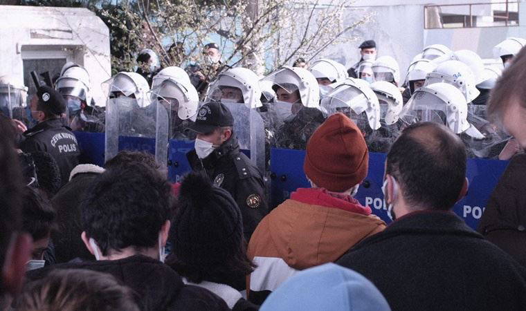 Boğaziçi Üniversitesi'nde 12 öğrenci LGBTİ+ bayrağı taşıdıkları için gözaltına alındı