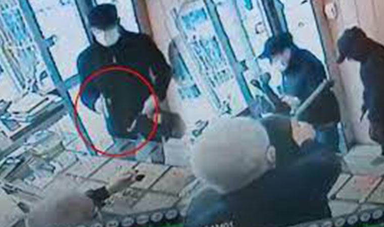 Silahlı soyguncuları sandalye ile kovaladı