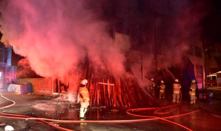 İzmir'de marangoz atölyesi alev alev yandı