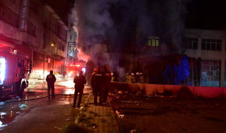 İzmir'de marangoz atölyesi alev alev yandı
