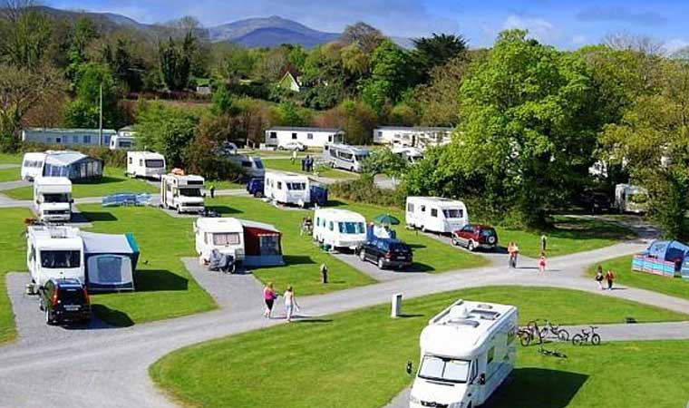 Kuşadası'nda 25 dönümlük alanda kurulan kamp alanı sezona hazırlanıyor