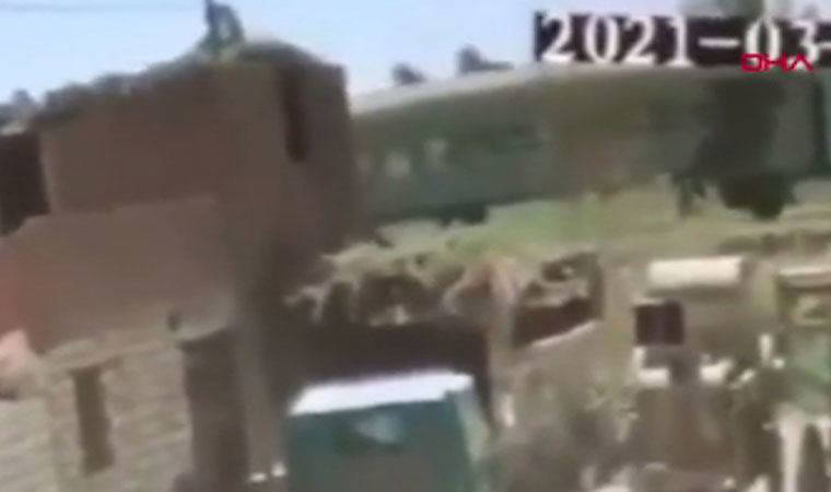 Mısır'da iki trenin kafa kafaya çarpışma anı kamerada: 32 kişi yaşamını yitirdi