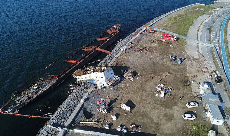 Zeytinburnu'nda kıyıya vuran geminin parçalanma işlemleri havadan görüntülendi