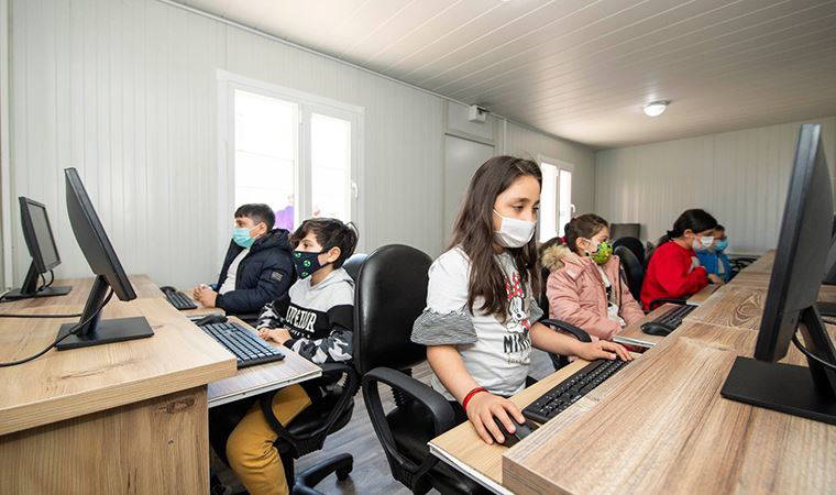 İzmir'de depremzede çocuklara EBA erişimli mobil derslik