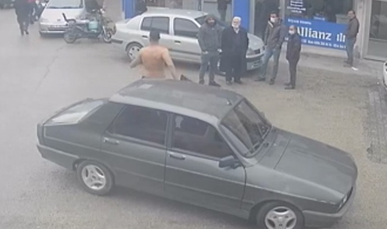 Yarı çıplak genç arabaya bindi, şoför otomobili bırakıp kaçtı
