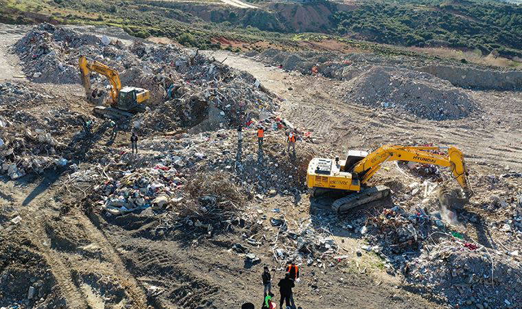 Depremzedelerin eşyaları için moloz yığınları arasında çalışma yürütüyorlar