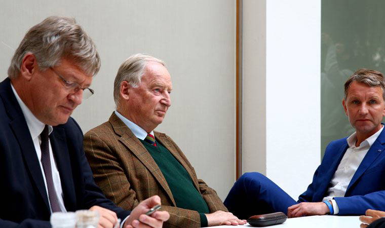 Almanya'da aşırı sağcı parti için takip kararı