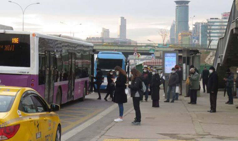 İstanbul'da kısıtlamasız ilk cumartesi: Duraklarda yoğunluk