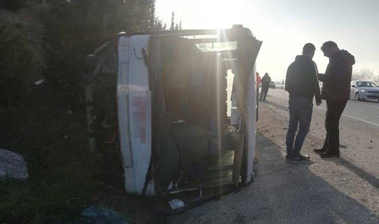 Bursa'da fabrika işçilerini taşıyan otobüs devrildi: 18 yaralı