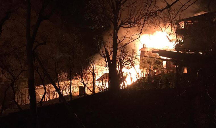 Artvin'de alevler evleri sardı!
