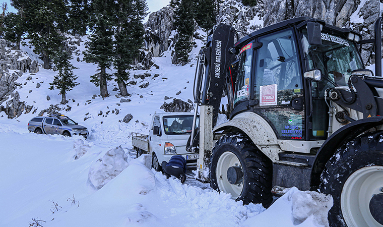 Antalya'da kar ve tipi nedeniyle yaylada mahsur kalan 8 kişi kurtarıldı