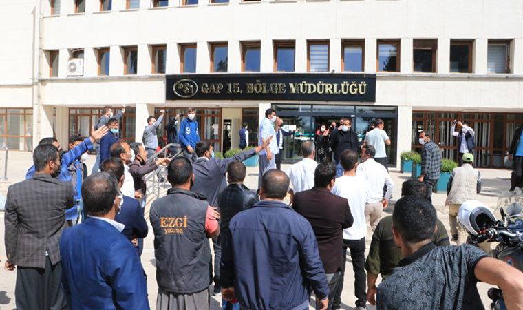 Şanlıurfa'da elektrikleri kesilen çiftçiler DSİ'yi bastı