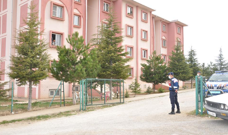 Birlikte mantı yapan kadınlardan birinde koronavirüs çıktı, apartman karantinada