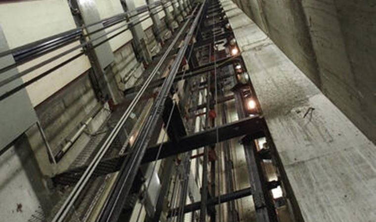 Diyarbakır'da asansör kazasında çocuğuna sarılarak korumaya çalışan baba ağır yaralandı