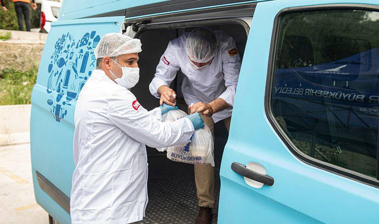 İzmir'de dayanışma büyüyor: Yurttaşlar 10 bin iftar yemeğini ihtiyaç sahiplerine bağışladı