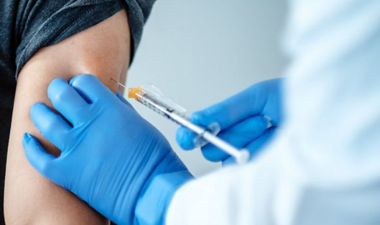 Sadece basın kartı taşıyan gazetecilerin aşılanmasına tepki