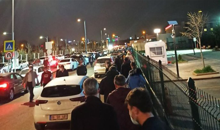 Ankara'da geç saatlerde aşı kuyruğu