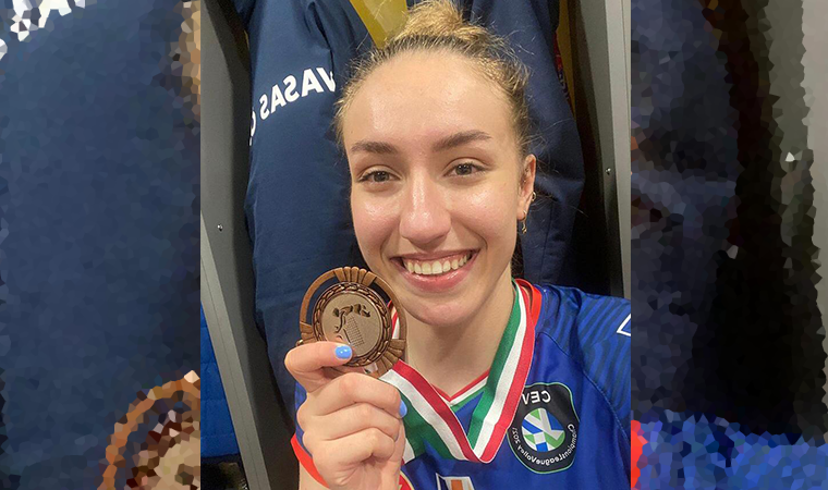 Milli voleybolcu madalyayla dönüyor