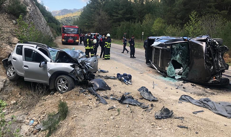 Adana'da kamyonet ile cip çarpıştı: Aynı aileden 3 ölü, 3 yaralı