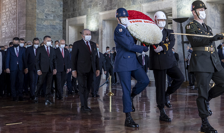 Erdoğan ve Bahçeli Anıtkabir'deki törene katılmadı