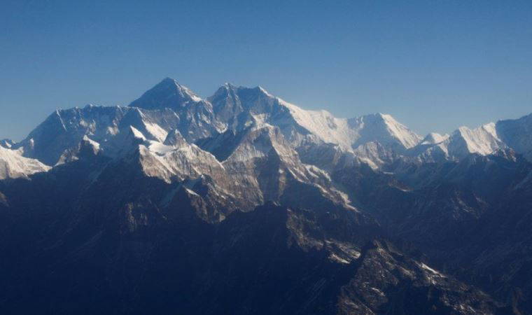 Covid: Koronavirüs dünyanın en yüksek noktasına erişti, Everest Dağı'na tırmanan dağcının testi pozitif çıktı