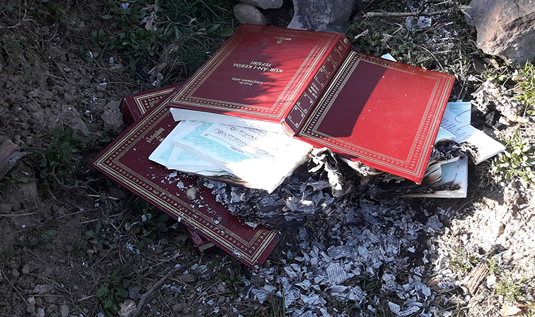 Alevi tekkesi yanında Kuran-ı Kerim yaktılar