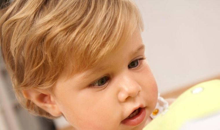 Aşırı telefon ve tablet bilgisayar kullanan çocuklarda göz kayması artış gösterdi