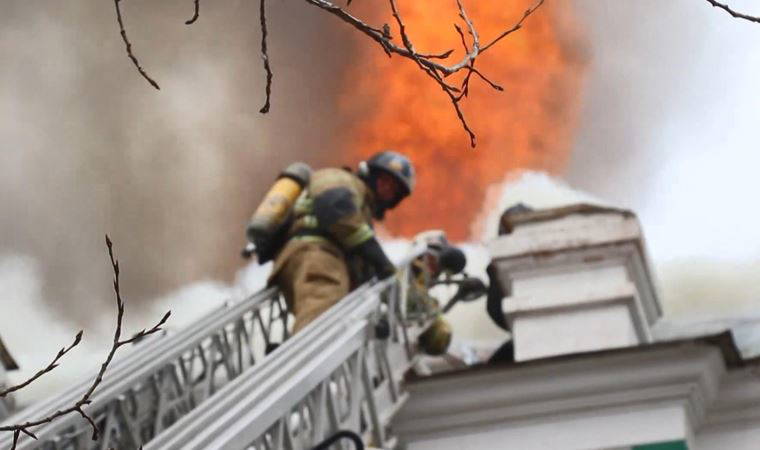Hastane yandı, doktorlar ameliyata devam etti