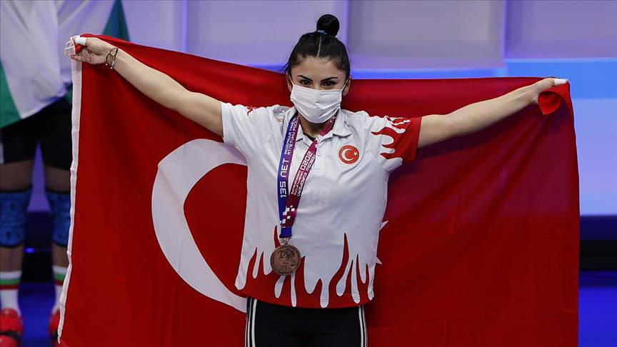 Milli halterci Melisa Güneş'ten 1 gümüş ve 2 bronz madalya