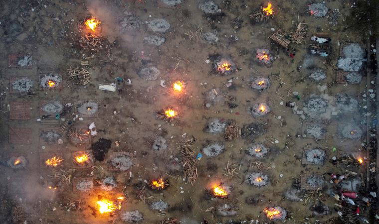 Hindistan: Başkent Delhi'de ölüleri yakacak alan kalmadı