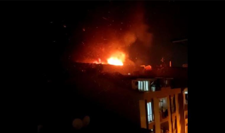 SON DAKİKA I Bağcılar'da 6 katlı binanın çatısı alev alev yandı