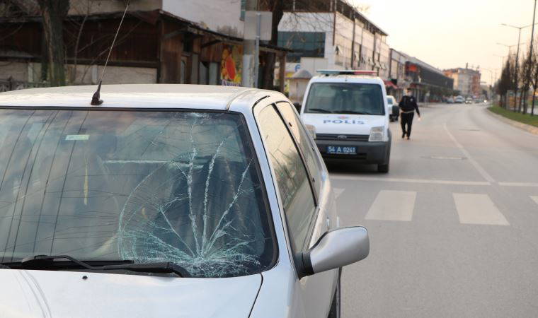 Otomobilin önüne atlayan kişi, 'Ben daha ölmedim mi?' diyerek başka otomobilin önüne atladı