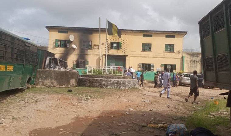 Ağır silah ve patlayıcı kullanan çete, hapishaneden en az bin 800 mahkumu kaçırdı