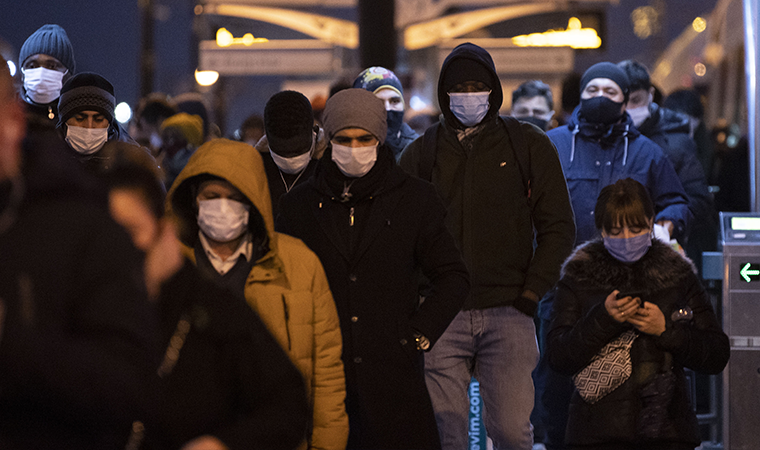 Koronavirüse yakalan her üç kişiden birinin 'psikolojisi bozuldu'