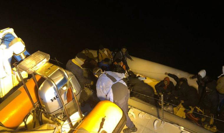 Dikili'de 64 kaçak göçmen kurtarıldı