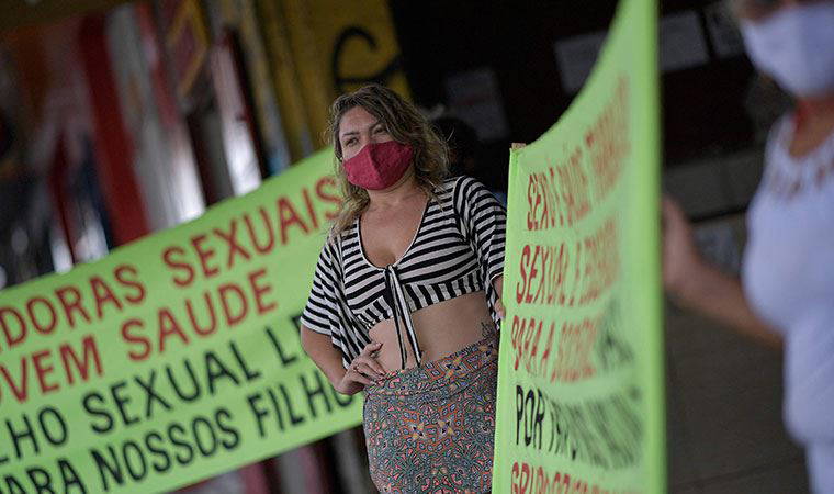 Brezilya'da seks işçileri 'Biz de ön saftayız' diyerek aşılamada öncelikli gruba alınmak için greve gitti