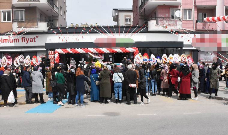 Market açılışında koronavirüse rağmen 'indirim' izdihamı