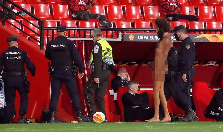 Granada - Manchester United maçında sahaya çıplak taraftar girdi