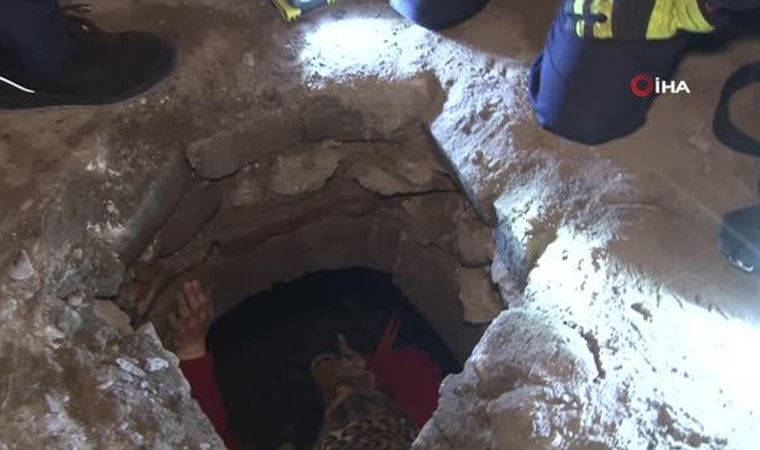 Beyoğlu’nda kanalizasyon çukuruna düşen kadın kurtarıldı