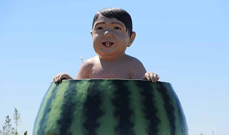 Diyarbakır Valisi'nden, 'karpuz içindeki çocuk' heykeli açıklaması: Bebekleri de ayırmayın