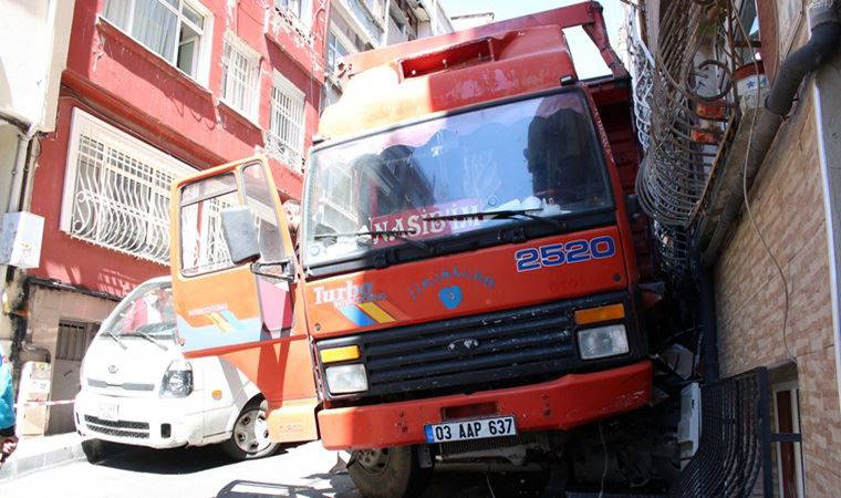 Şişli'de faciadan dönüldü; Kereste yüklü kamyon binalara sürterek durabildi