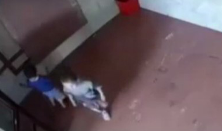 Gazze’de 2 çocuk, İsrail füzelerinden kıl payı kurtuldu