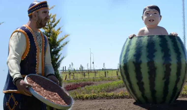 Diyarbakır'da tartışılan 'karpuz içinde çocuk' ve 'tatlıcı' heykelleri kaldırıldı